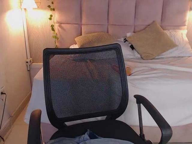 Offline ALEXXA-CURVY on BongaCams