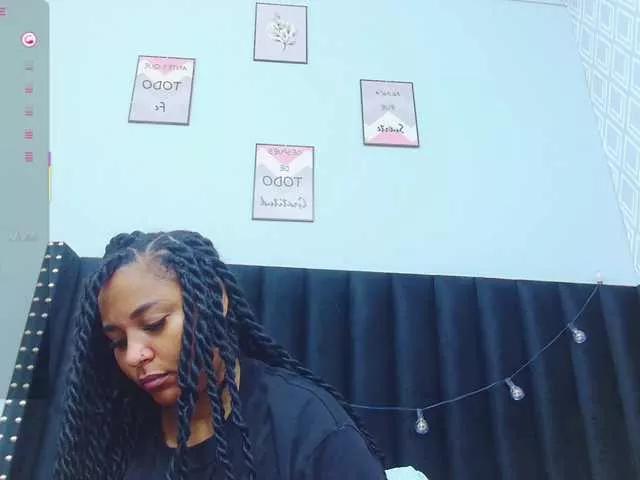 Offline colombiamommy on BongaCams