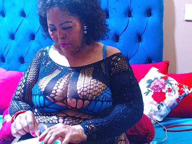 Ebonycandy10 on BongaCams