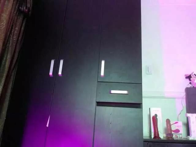 Offline emma-hoot1 on BongaCams