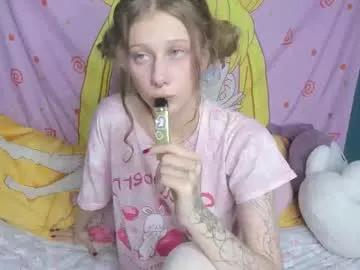 l1ttlekiki on Chaturbate