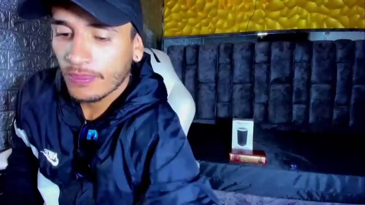 Offline Axell_Cross77 on Streamray