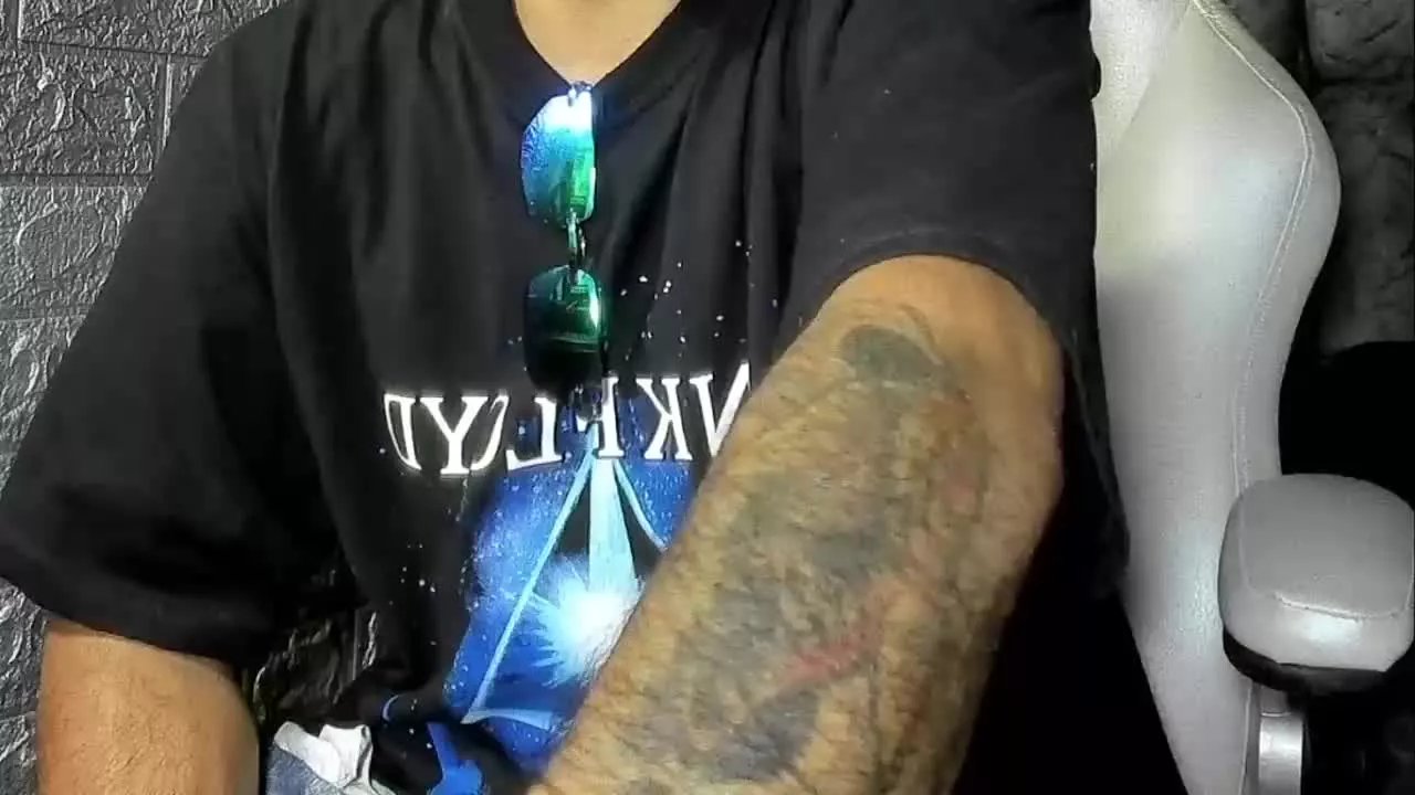 Offline Axell_Cross77 on Streamray