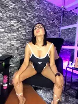 Freechat almaa_18 on StripChat