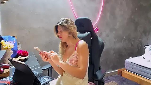 Freechat LeylaRosse on StripChat