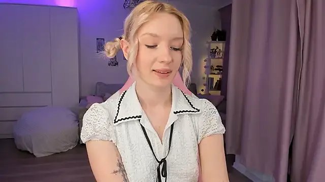 Tiffany_Paw on StripChat