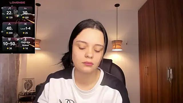 Bella-hadiid from StripChat