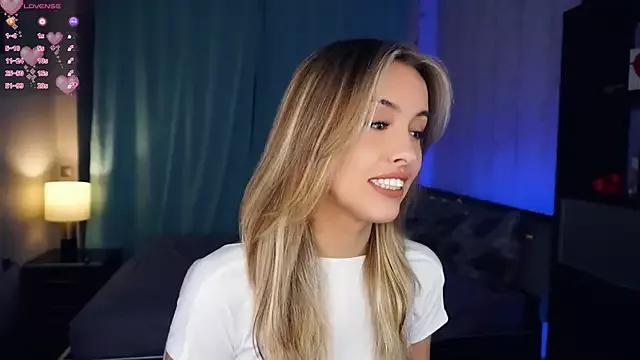 FannyHewson from StripChat