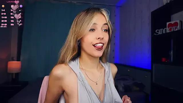 FannyHewson from StripChat