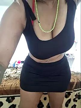gatadeojosclaros from StripChat is Freechat