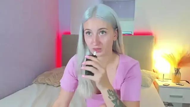 HollyTailors from StripChat