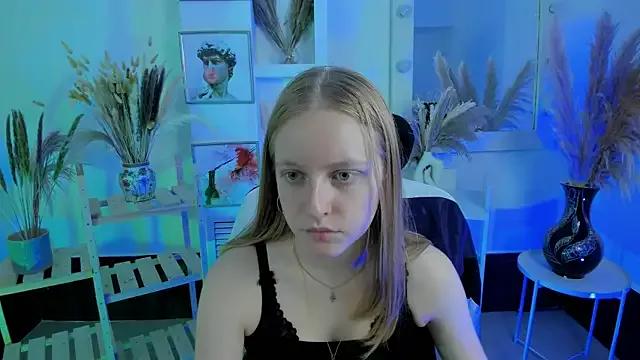 LuunaWiinters from StripChat is Freechat