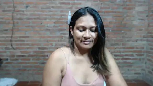 mom_salma from StripChat is Freechat